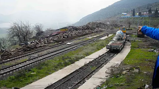 Tahrip olan tren istasyonu depremden 1 yıl sonra tekrar görüntülendi