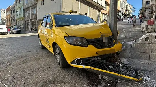 Taksi yayaların arasına daldı: 3'ü ağır, 5 yaralı