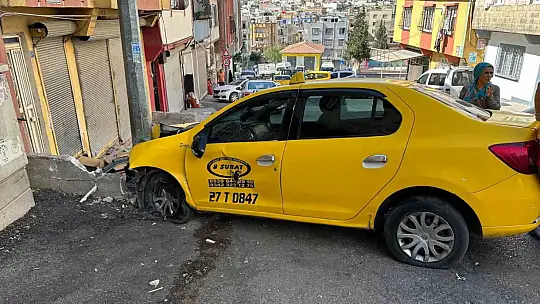 Taksi yayaların arasına daldı: 3'ü ağır, 5 yaralı