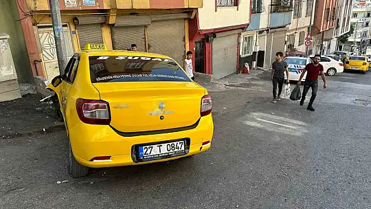 Taksi yayaların arasına daldı: 3'ü ağır, 5 yaralı