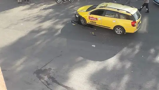 Taksiyle çarpışan motosikletin genç sürücüsü öldü