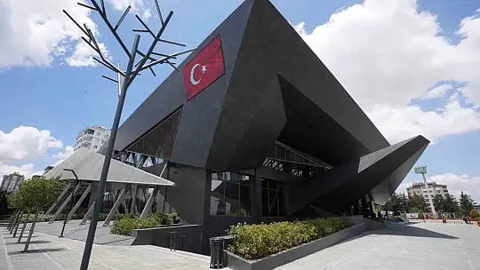 Tamer Karadağlı D.T. Şehitkamil Sahnesi ve Şehitkamil Sanat Merkezi'ne hayran kaldı
