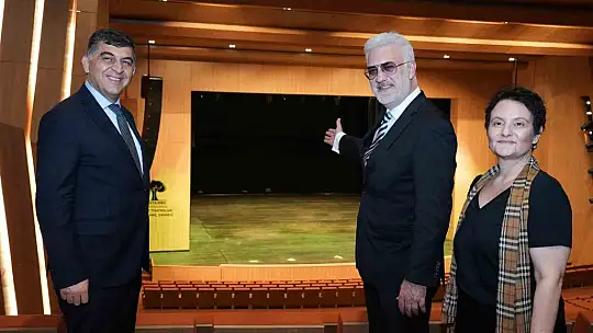 Tamer Karadağlı D.T. Şehitkamil Sahnesi ve Şehitkamil Sanat Merkezi'ne hayran kaldı