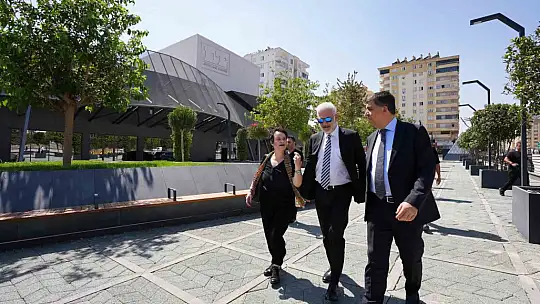 Tamer Karadağlı D.T. Şehitkamil Sahnesi ve Şehitkamil Sanat Merkezi'ne hayran kaldı