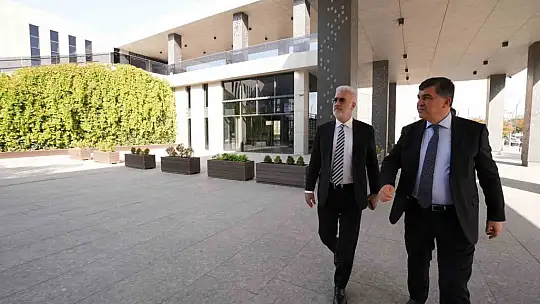 Tamer Karadağlı D.T. Şehitkamil Sahnesi ve Şehitkamil Sanat Merkezi'ne hayran kaldı