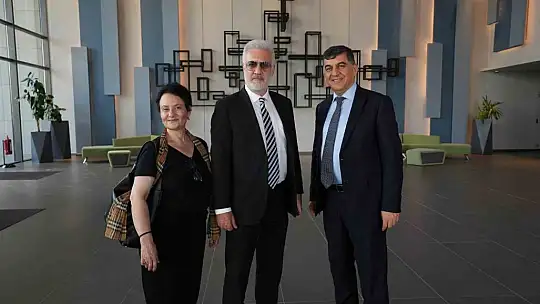 Tamer Karadağlı D.T. Şehitkamil Sahnesi ve Şehitkamil Sanat Merkezi'ne hayran kaldı