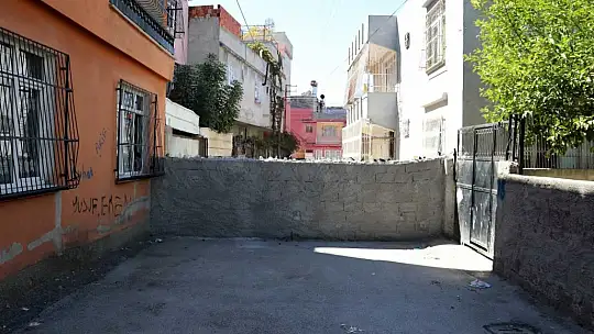 Tapulu arazim diyerek sokağı duvar örerek kapattı
