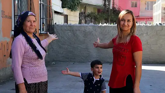 Tapulu arazim diyerek sokağı duvar örerek kapattı