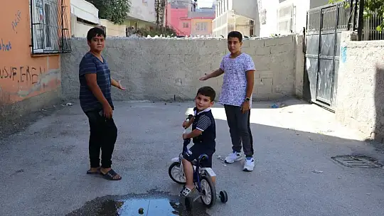 Tapulu arazim diyerek sokağı duvar örerek kapattı