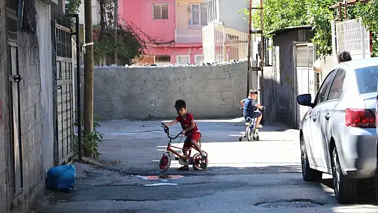 Tapulu arazim diyerek sokağı duvar örerek kapattı