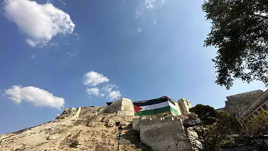 Tarihi Gaziantep Kalesi'ne dev Filistin bayrağı asıldı
