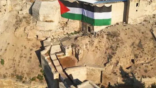 Tarihi Gaziantep Kalesi'ne dev Filistin bayrağı asıldı