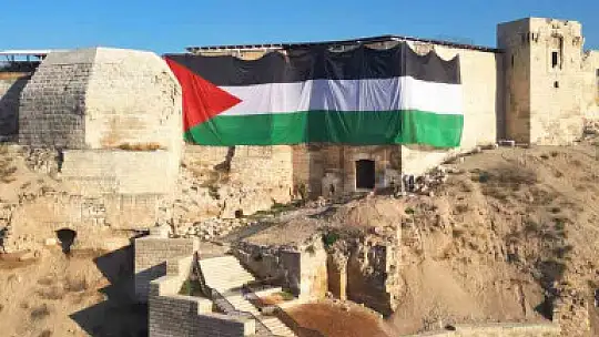 Tarihi Gaziantep Kalesi'ne dev Filistin bayrağı asıldı