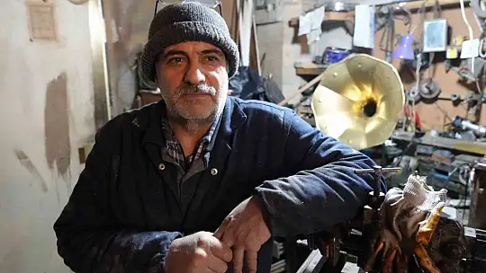 Tarihi gramafonları tamir ederek eski haline getiriyor