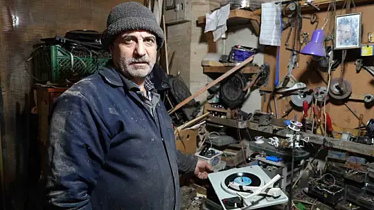 Tarihi gramafonları tamir ederek eski haline getiriyor