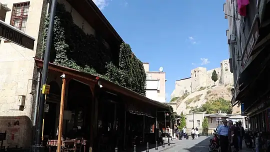 Tarihi kahvehane 25 yıldır sarmaşıkla kaplı