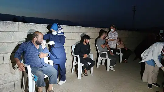 Tarım işçileri çalıştıkları tarlalarda aşılanıyor
