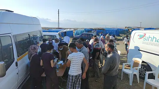 Tarım işçileri çalıştıkları tarlalarda aşılanıyor