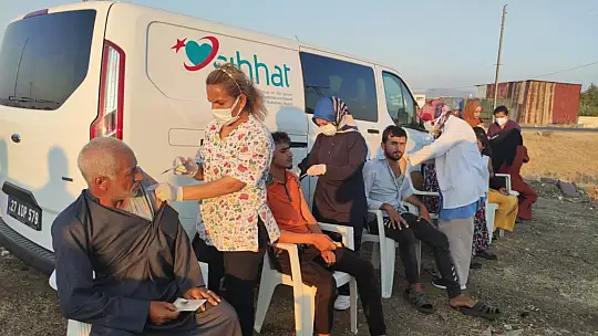 Tarım işçileri çalıştıkları tarlalarda aşılanıyor