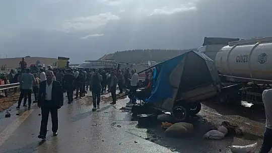 Tarım işçilerini taşıyan minibüs hafriyat kamyonu ile çarpıştı: 1 ölü, çok sayıda yaralı var