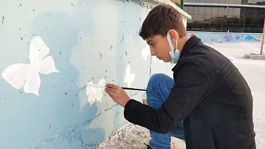 Tedavi gören çocuklar hastane duvarı boyandı