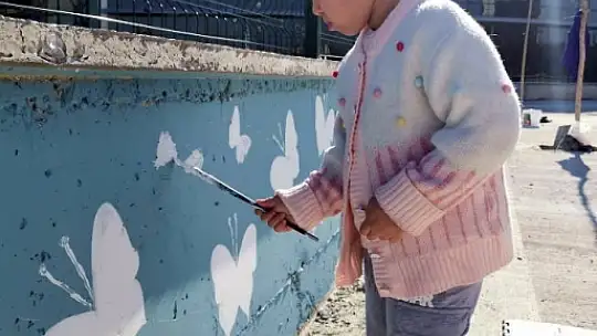 Tedavi gören çocuklar hastane duvarı boyandı