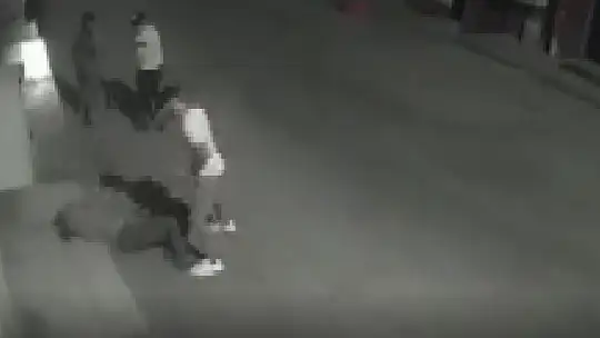 Tek yumruk darbesiyle bayılttığı adamı böyle gasp etti