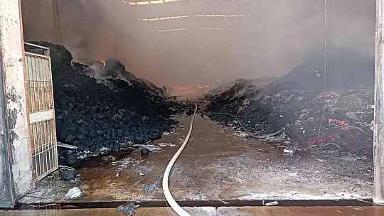Tekstil fabrikasında çıkan yangın gıda deposuna sıçradı