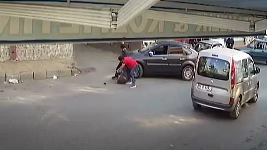 Telefonla konuşan motosikletliyi uyardı, yolun ortasında dayak yedi