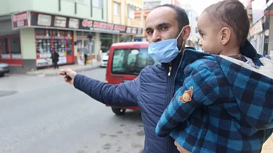 Telefonla konuşan motosikletliyi uyardı, yolun ortasında dayak yedi