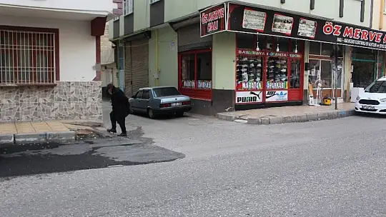 Telefonla konuşan motosikletliyi uyardı, yolun ortasında dayak yedi