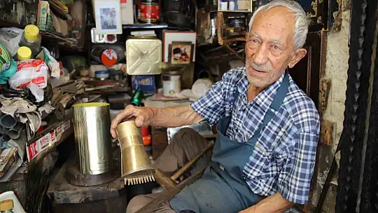 Tenekeye adanmış bir ömür