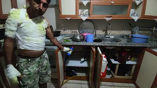 Tıkanan lavaboyu açmak isterken canından oluyordu