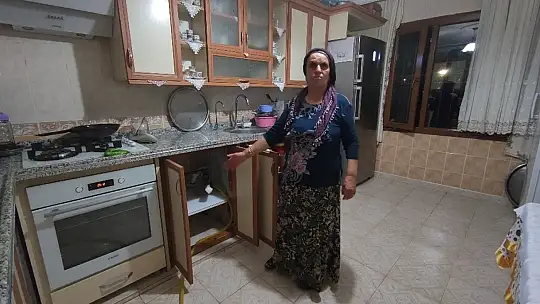 Tıkanan lavaboyu açmak isterken canından oluyordu