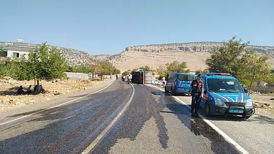 Tır devrildi, kömür çuvalları etrafa saçıldı
