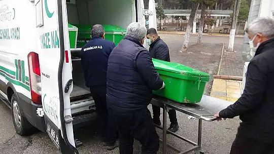 Tırın çarptığı motosikletteki kadın hayatını kaybetti