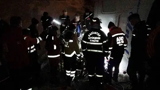 Tırla çarpışan yolcu otobüsü şarampole devrildi: 3'ü ağır 28 yaralı