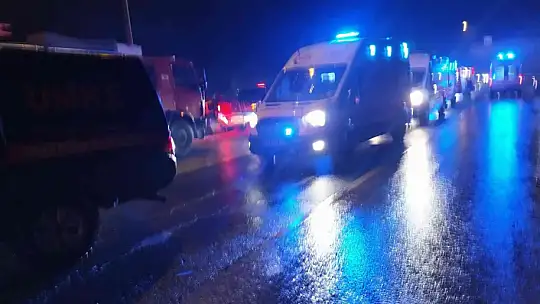 Tırla çarpışan yolcu otobüsü şarampole devrildi: 3'ü ağır 28 yaralı