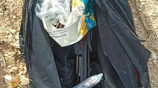 Toprağa gömülü silah ve bomba yapımında kullanılan malzemeler ele geçirildi