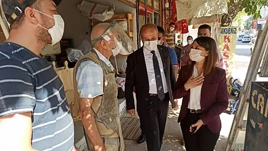 Topuklu ayakkabılarını çıkardı ipe patlıcan dizdi