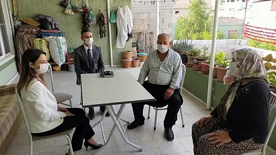 Topuklu ayakkabılarını çıkardı ipe patlıcan dizdi