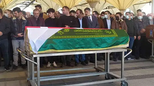 Trafik kazasında hayatını kaybeden polis memuru ve eşi son yolculuğuna uğurlandı.
