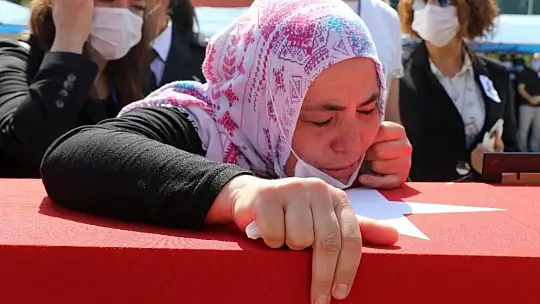 Trafik kazasında şehit düşen polis gözyaşları arasında uğurlandı