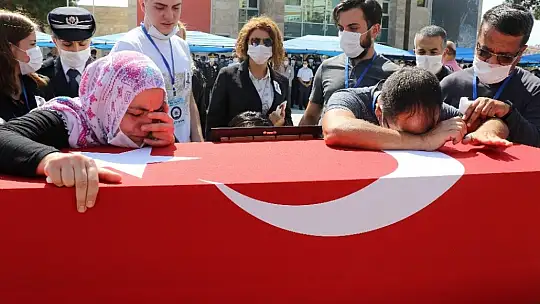 Trafik kazasında şehit düşen polis gözyaşları arasında uğurlandı