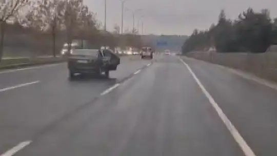 Trafikte kapısı açık şekilde yük taşıyan araç trafiği tehlikeye attı