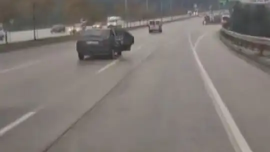 Trafikte kapısı açık şekilde yük taşıyan araç trafiği tehlikeye attı