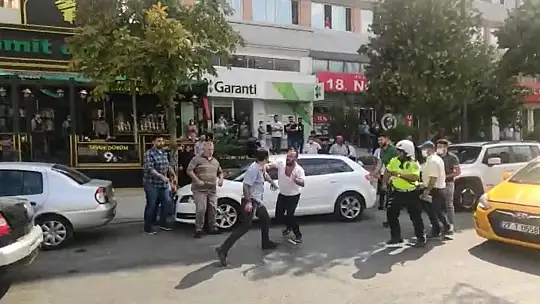 Trafikte tekmeli, sopalı yol verme kavgası