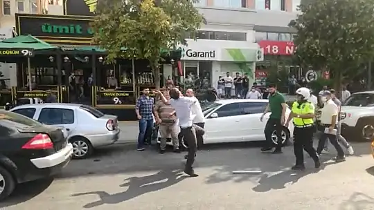 Trafikte tekmeli, sopalı yol verme kavgası