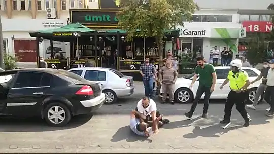 Trafikte tekmeli, sopalı yol verme kavgası