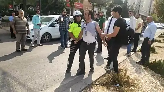 Trafikte tekmeli, sopalı yol verme kavgası